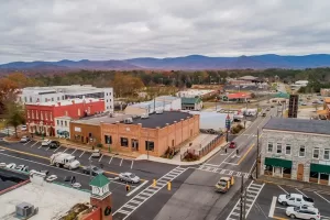 Downtown Jasper GA courthouse and Main Street shops